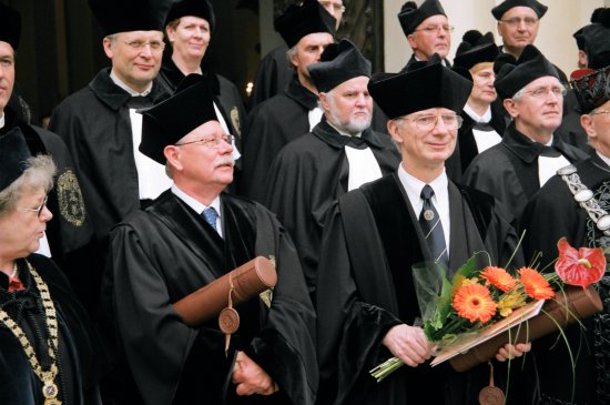 Iš kairės: profesoriai W. Smoczynskis ir R. Bittneris su Vilniaus universiteto Garbės daktarų regalijomis