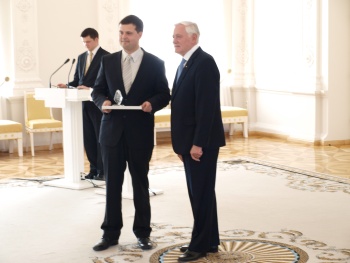 Geriausios humanitarinių ir socialinių mokslų srities disertacijos autoriumi buvo pripažintas VU TSPMI auklėtinis Nerijus Maliukevičius. Apdovanojimą įteikia Prezidentas Valdas Adamkus. Nuotraukos autorius Viktor Denisenko