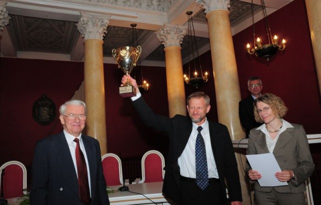 SSC direktorė apdovanoja 50 m peteliške rungties prizininkus. Iš kairės L. Sadeckas, N. Selenis, J. Daugėla