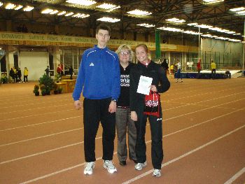 Viduryje VU lengvosios atletikos rinktinės trenerė J. Armonienė, iš šonų lengvaatlečiai K. Didžiulis ir V. Žūsinaitė