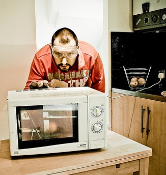 Mikrobangų krosnelės poveikis žmogaus organizmui. Nuotraukos autorius - practicalowl. Šaltinis: http://www.flickr.com/photos/practicalowl/3236593629/
