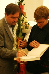 Dviejų tomų knygos pristatyme doc. dr. A. Vaišnys dalino autografus