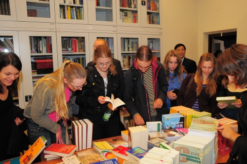 Vilniaus universiteto Orientalistikos centre Kinijos LR nepaprastasis ir įgaliotasis ambasadorius Lietuvai J. E. Mingtao Tongas VU Orientalistikos centro bibliotekai padovanojo per pusę tūkstančio naujų sinologinių knygų ir kinų kalbos mokymo priemonių.