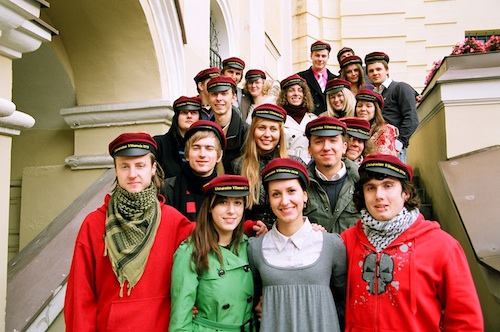 Studentai su kepuraitėmis