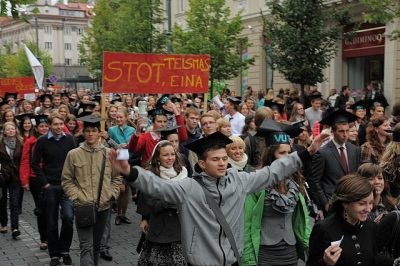 VU Teisės fakulteto studentai žygiuoja Gedimino prospektu „Initium semestri“ šventės metu. VU archyvo nuotr.