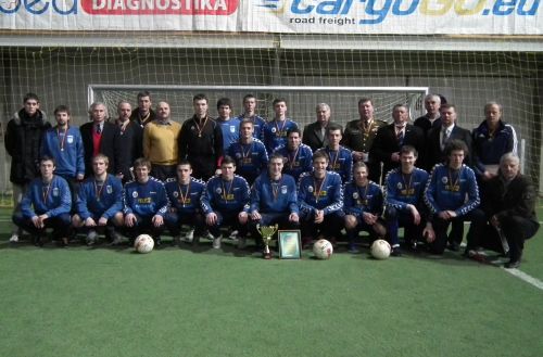 Futbolininkai apdovanojimus priėmė iš garbingų turnyro svečių: gen. V. Tutkaus, R. Vaigino, S. Dubiniko. SSC archyvo nuotr.