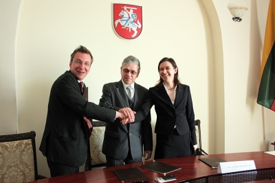VU Teisės fakulteto dekanas prof. V. Nekrošius, Apeliacinio teismo pirminninkas E. Žironas, R. Ažubalytė.