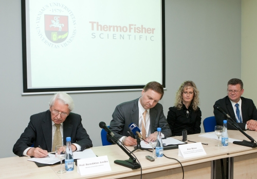 Sutartis dėl Lietuvos mokykloms skirtos mobilios biomokslų laboratorijos steigimo buvo pasirašyta šiandien Pasaulio lietuvių ekonomikos forume. Ją pasirašė VU rektorius akademikas B. Juodka ir bendrovės „Thermo Fisher Scientific“ Laboratorinių prietaisų grupės prezidentas Alanas Malusas.. T. Lukšio nuotir r.