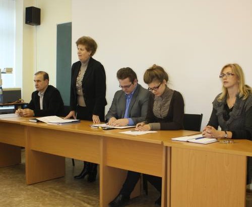 Fakulteto dekanei prof. D. Galinienei norėtųsi, kad studentai ne tik baigę studijas didžiuotųsi fakultetu, bet ir mokydamiesi jame. Ekonomikos f. Studentų atstovybės nuotr.