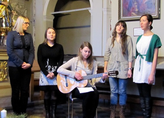 Šv. Jonų bažnyčios koplytėlėje įvyko VU Žurnalistikos instituto advento vakaras.