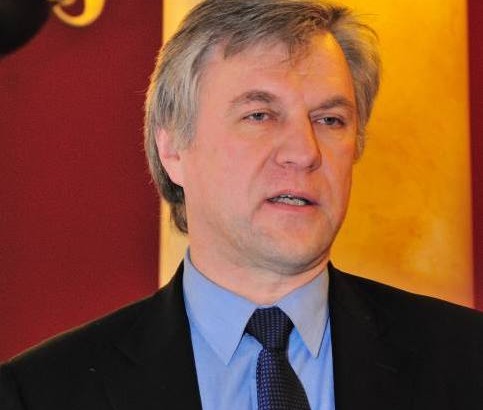 Marketingo katedros vedėjas prof. S. Urbonavičius pasakoja apie naują programą. V. Naujiko nuotr.