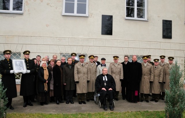 Generolui Silvestrui Žukauskui atminti skirtą paminklinę lentą atidengė Lietuvos kariuomenės vadas gen. ltn. Arvydas Pocius ir l.e.p.Vilniaus universiteto rektorius, profesorius Jūras Banys. V. Naujiko nuotr.