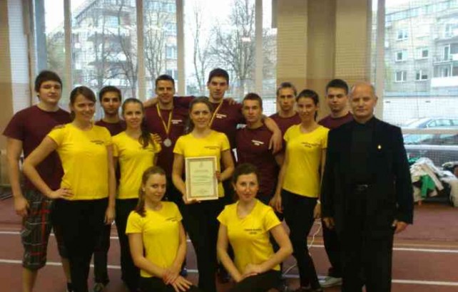 Lietuvos studentų olimpiniame festivalyje Vilniaus universitetui atstovavo svarsčių kilnotojai ir Rektoriaus Taurės aerobikos varžyboms besiruošiančios TVM studentės. SSC archyvo nuotr.