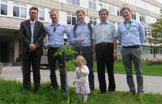 Ąžuoliuko sodinimo vieta pasirinkta natūraliai – greta Alma Mater. Įmonės steigėjai tikisi, kad ąžuoliukas, augdamas šalia gimtojo fakulteto, įkvėps jaunąją kartą kurti naujas idėjas. Fizikos fakulteto nuotr.
