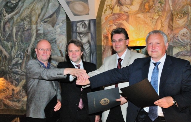 Vilniaus universiteto l. e. p. rektorius prof. Jūras Banys, Lietuvos sporto universiteto rektorius prof. Albertas Skurvydas, Vilniaus dailės akademijos l. e. p. rektorius prof. Audrius Klimas bei Lietuvos muzikos ir teatro akademijos rektorius prof. Zbignevas Ibelhauptas pasirašė ketinimų protokolą dėl konsorciumo įsteigimo. V. Naujiko nuotr.