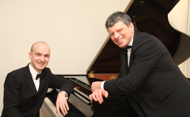 Šv. Jonų bažnyčioje susitiks ir vilniečius pradžiugins du muzikai – tenoras Arūnas Dingelis ir pianistas Mantautas Katinas. A. Rakausko nuotr.
